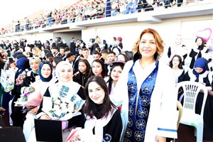 ASÜ'de Mezuniyet Coşkusu