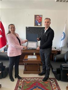 Yüksekokul Müdürümüz Doç. Dr. Şefik Özdemir'den, Dr. Öğr. Ü. Serap Serin Karacaer'e Teşekkür