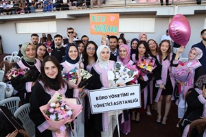 ASÜ'de Mezuniyet Coşkusu